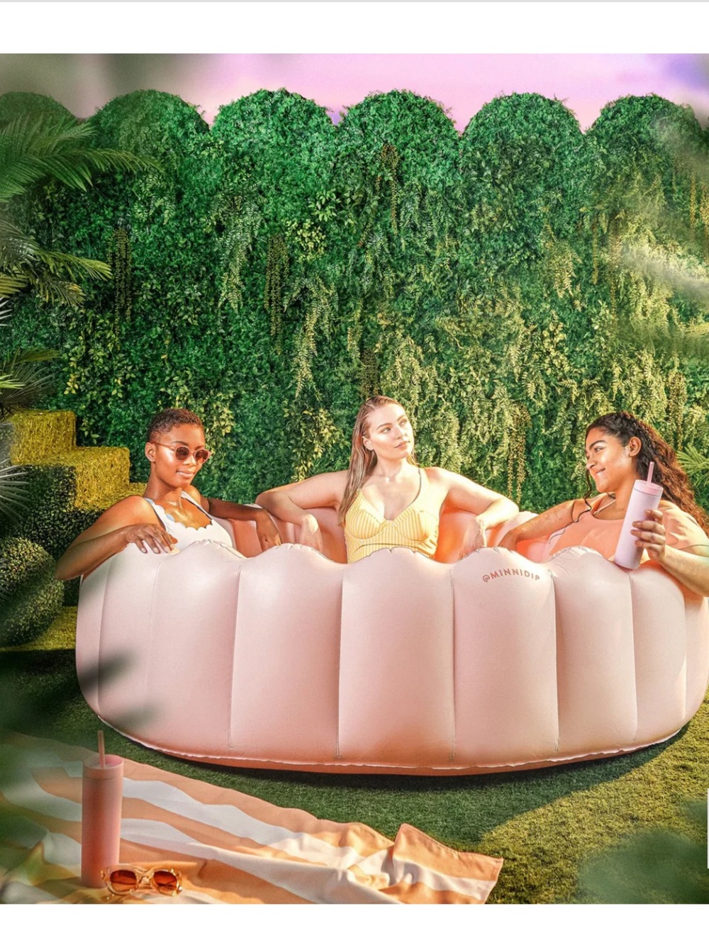 MINNIDIP Tufted Pool -
Blushing Palms